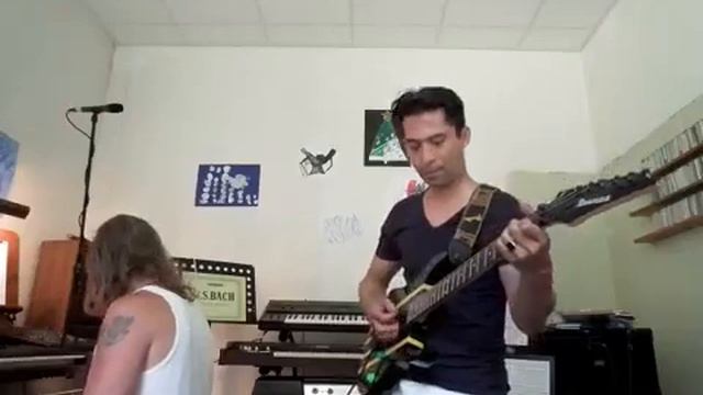 Gitaarles op elektrische gitaar met docent - Gitaar oefening naar bridge - Ibanez GRG270 gitaar смотреть онлайн