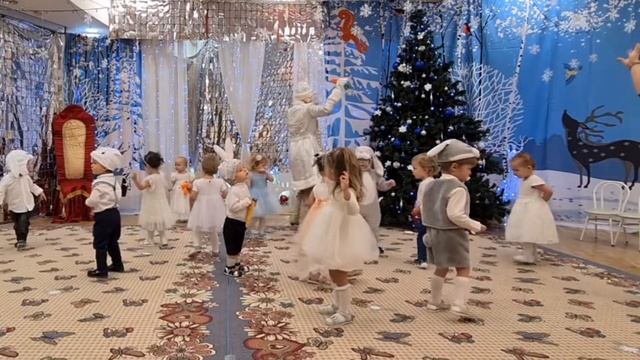 Новогодний праздник у малышей.