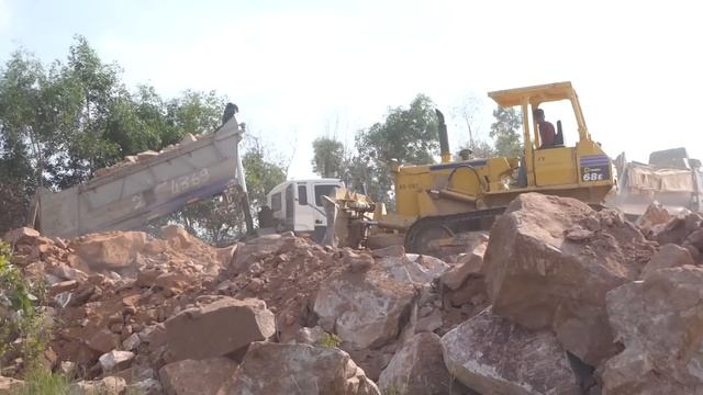 Strong Power Dump Truck Large Capacity Loading Dumping Stone Huge Land Filling Up Skills Operator