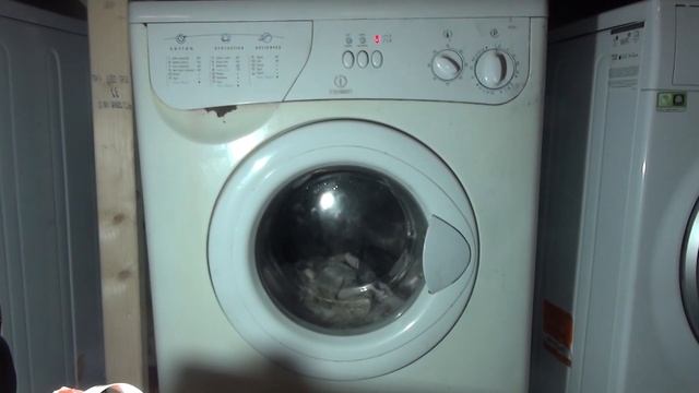 Indesit Evolution W103 - Load, Program, Detergent And Start On Cotton Pre Wash (Part 1)