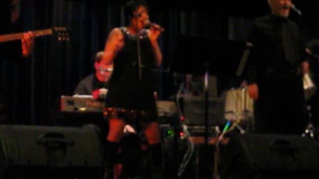 Theresa Bayer sings Lady Marmalade смотреть онлайн