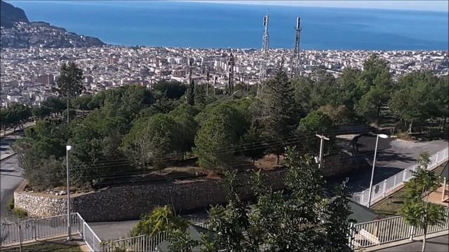 Парк Devlet Bahceli в Аланье, на горе, Турция. смотреть онлайн