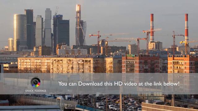 Time lapse city skyline in the evening with heavy traffic смотреть онлайн