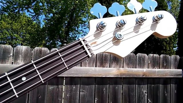 White Bass Guitar смотреть онлайн