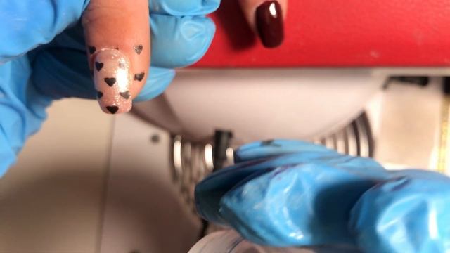 Бордовый маникюр с дизайном в стиле «Сердечек»?? смотреть онлайн