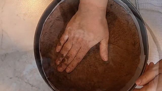 Потрясающая королевская ватрушка со вкусом банана и кусочками шоколада внутри смотреть онлайн