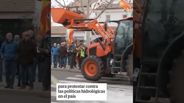 Видео с болью: протестующие виноделы сливают в канаву 25 тысяч литров сухого белого вина из Франции. смотреть онлайн