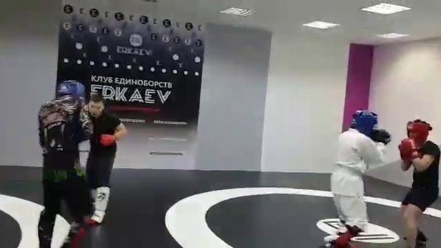 Легкие спаринги на тренировке по рукопашному бою. смотреть онлайн