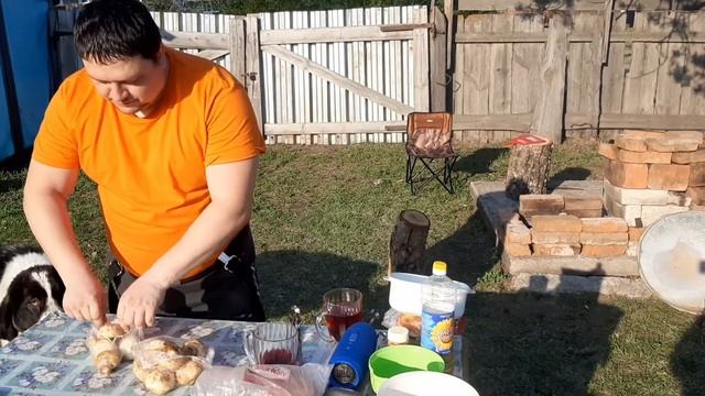 Шампиньоны на мангале. Деревенские будни Виталя ГОТОВИТ! Вариант приготовления грибов! смотреть онлайн