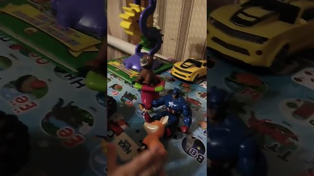 Обзор фигурок зверей - Лиса, медведь, ёжик.Супер герой Капитан Америка. Детский телефон со сказками смотреть онлайн