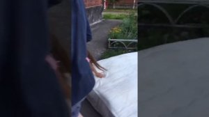 Лайфхак : как вынести матрас