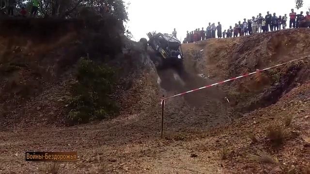 Сложный подъем на холм Suzuki Samurai 4x4 по бездорожью. смотреть онлайн
