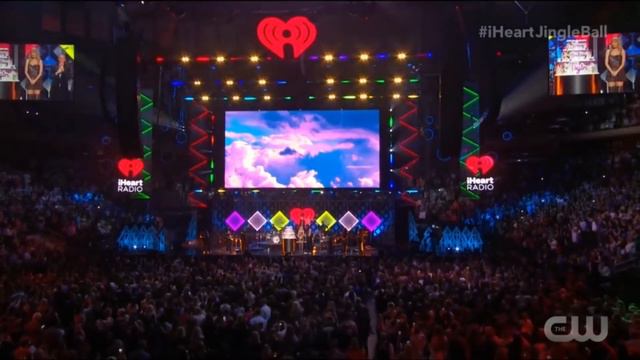 Crowds sing "Happy Birthday" for Taylor Swift (December,13th,2019) смотреть онлайн