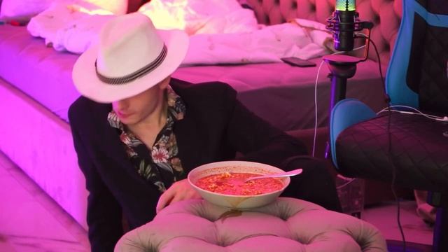 КОРНЕЕВ ПЫТАЕТЬСЯ ПРИГОТОВИТЬ И СЕСТЬ ОСТРУЮ ЛАПШУ С АЛИЕКСПРЕССА смотреть онлайн