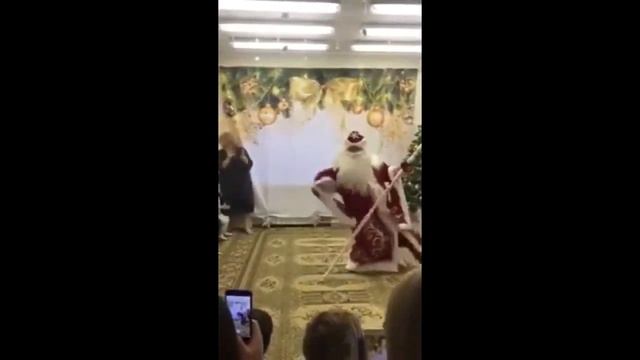 russian santa dancing to Kalinka Malinka Дед Мороз танцует Калинка Малинка смотреть онлайн