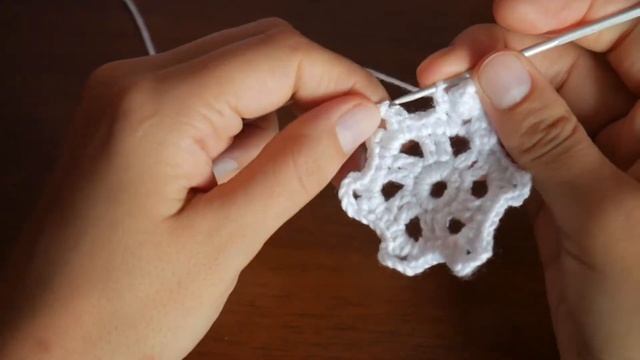 СНЕЖИНКА КРЮЧКОМ. ПОШАГОВО для начинающих. Простая снежинка крючком смотреть онлайн