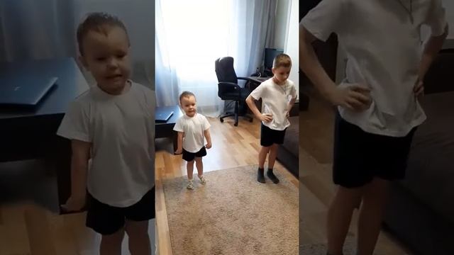 Зарядка с мамой и братиком! смотреть онлайн