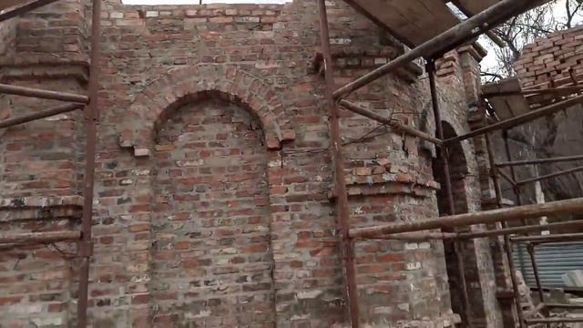 круглый проем в бутовой кладке