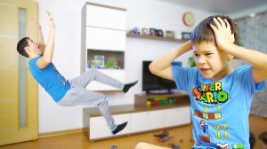 Папа поскользнулся на машинках Hot Wheels