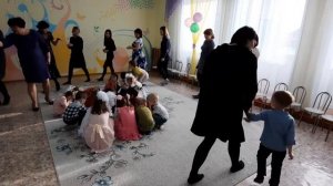 Танец-игра детей с мамами "Прятки с мамочкой"