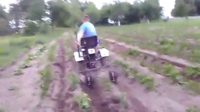 Окучивание картовеля мототрактором. смотреть онлайн