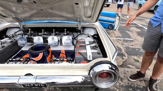 American Day - 1961 Ford Thunderbird Low Rider смотреть онлайн