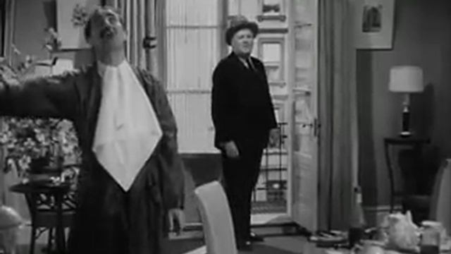 Marx Brothers - A Night At The Opera (1935)_(Scene: Hiding The Beds)