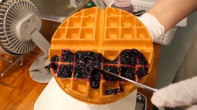 두툼한 생크림 와플 / Waffle With Thick Whipped Cream - Korean Street Food