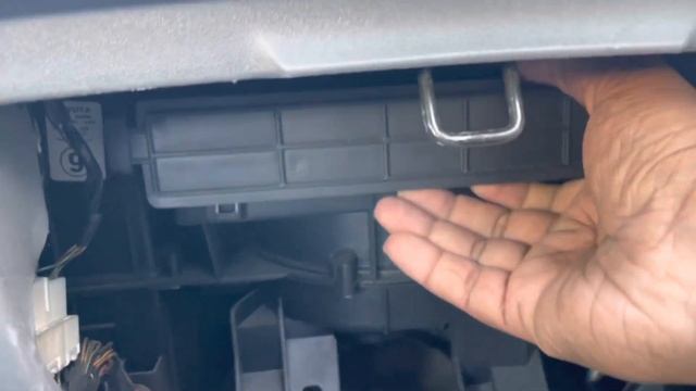 remplacer le filtre d'habitacle sur Toyota Yaris смотреть онлайн