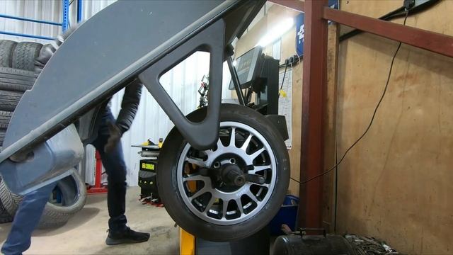 RenaultSport Clio 172 Project - Fitting New Tyres And Speedline Wheels! Ep.2 [BlendLine] смотреть онлайн