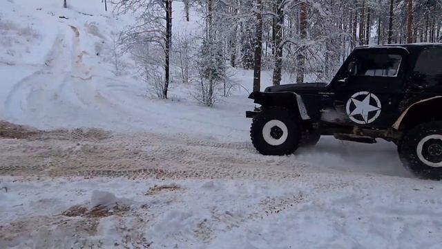 Катаемся по снегу. Jeep Grand Cherokee  с простыми колёсами утёр нос Jeep Wrangler с грязевой #jeep