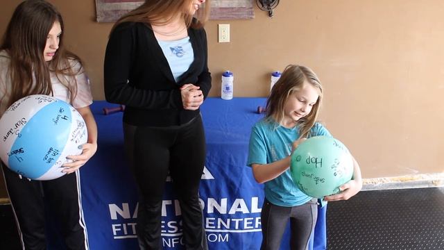 Jo Chason Family-Friendly Beach Ball Game Workout смотреть онлайн