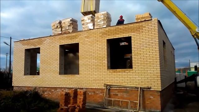 Дом из газобетонного блока с облицовочным желтым кирпичом