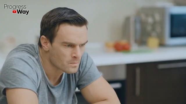 Когда осталась одна, девочка жила в старом доме, пока не появились новые соседи…