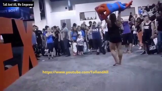 Tall Woman Fights An Imposter Spider Man And Saves The Universe смотреть онлайн