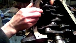 Ставим коленчатый вал ваз 2106.