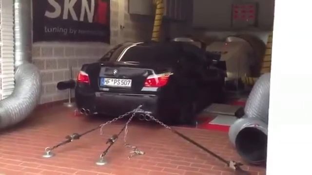 BMW M5 E60 V10 зверя цепями сковали