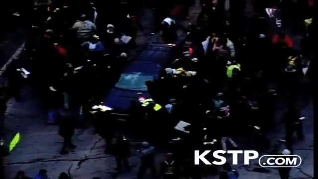 Автомобиль движется сквозь волну протеста в Минеаполлисе смотреть онлайн