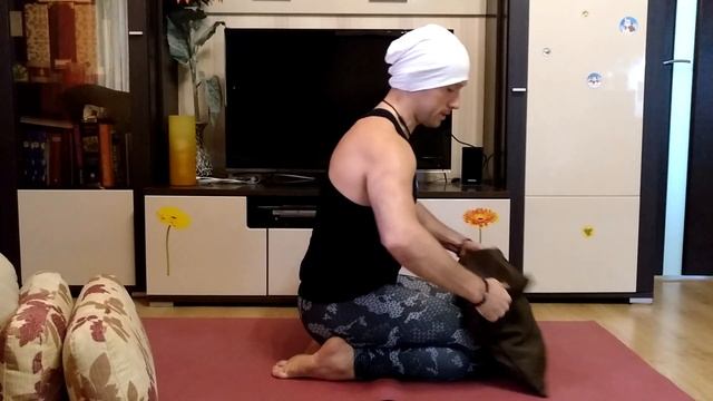 Как легко сидеть с прямой спиной. Йога дома смотреть онлайн