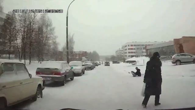 Пьяный пешеход ползет под колеса Набережные Челны 05 12 13 xvid смотреть онлайн