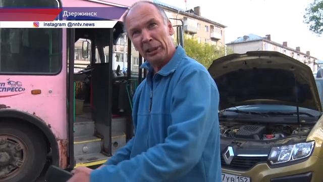 Наполненный людьми троллейбус и иномарка столкнулись на улице Гайдара в Дзержинске смотреть онлайн