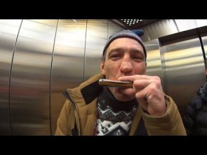 Москва  Андрюха на резиновой флейте  Обедаем в ресторане