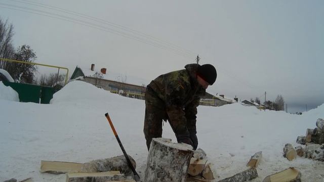 Топор-колун FISKARS X25 - XL в работе смотреть онлайн