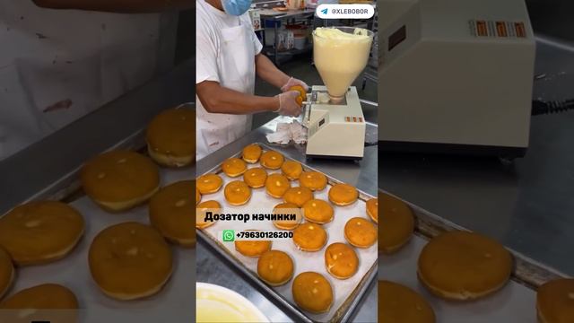 Дозатор начинок Вручную надо проткнуть продукты инъекционными иглами, после чего машина автоматичес смотреть онлайн