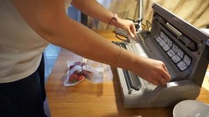 Домашний вакуумный упаковщик для продуктов Maxima-2 Magic Vac - вакуумирую ягоды