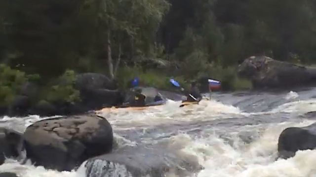 Байдарка проходит Варацкий порог (Варакский) на реке Кереть 3-4 кс смотреть онлайн