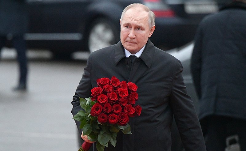 Путин возложил цветы к монументу 