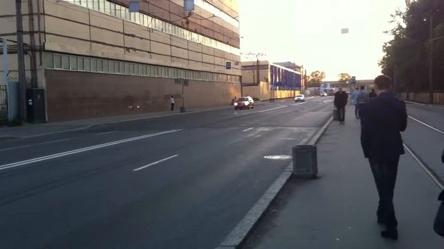 АТТРАКЦИОН С КОЛЯСКОЙ у метро Волковская смотреть онлайн