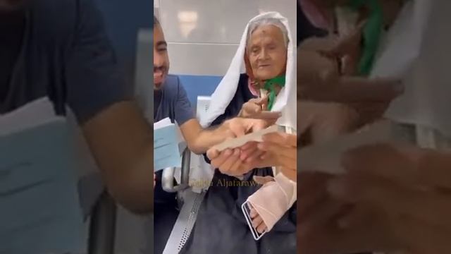 الحاجة هادية نصار من مواليد 1944 عمرها اطرل من دولة الاحتلال نجت من القصف باعجوبة смотреть онлайн