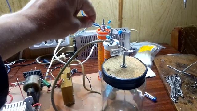 Самодельный высокочувствительный электроскоп на алюминиевой фольге. Тест при U=20000 вольт. Схема смотреть онлайн